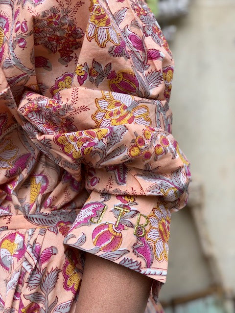PE2022/03-Robe Iconique Mimosa jaune fushia sur fond pêche
