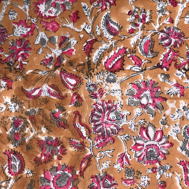 PE2022/02-Robe iconique Sud fushia et gris sur fond Camel