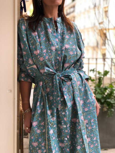 PE2022/08-Robe Iconique Lagon fleurs roses sur fond bleu/vert