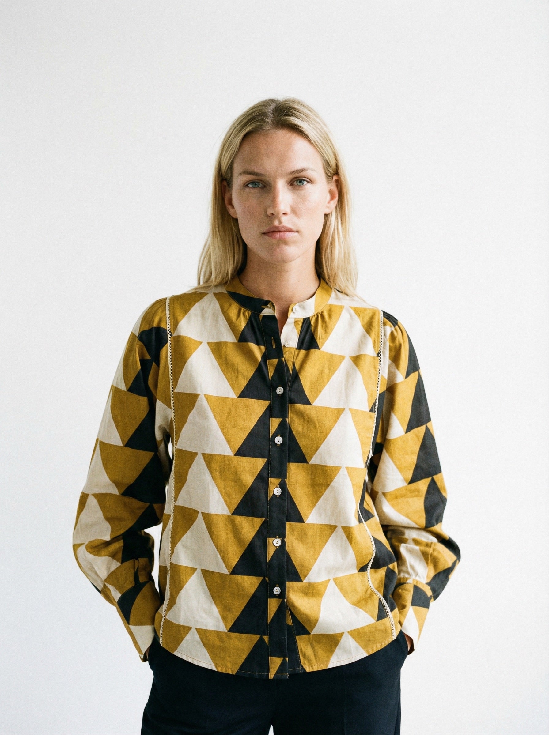 Blouse Iconique triangles géométriques noir moutarde