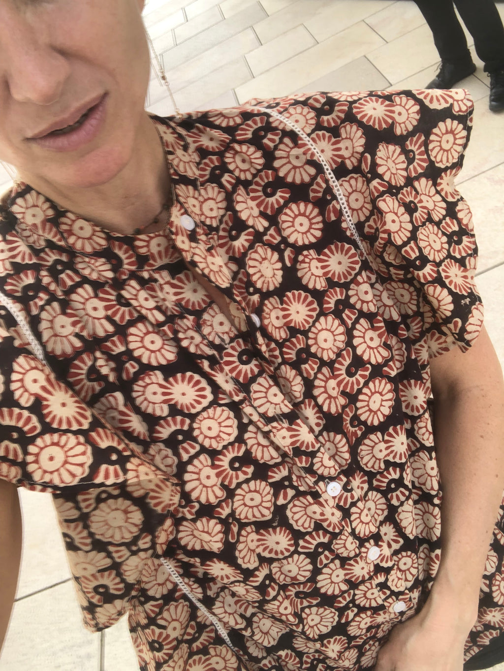 Blouse Butterfly fond noir fleur bordeaux