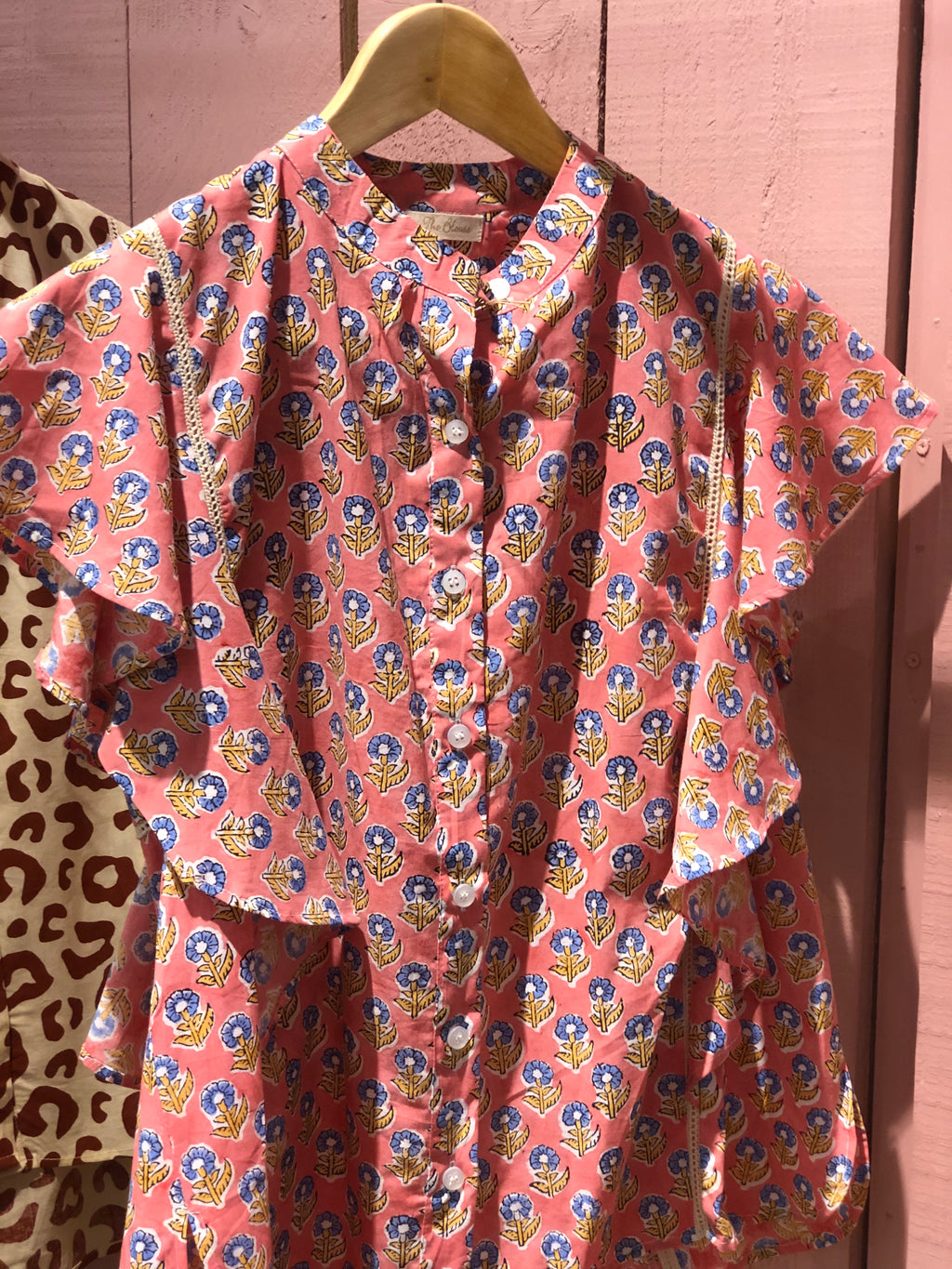 Blouse butterfly fond rose fleur bleue