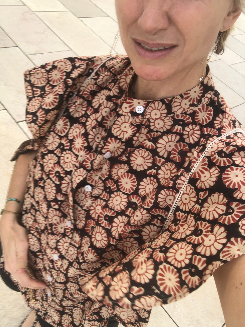 Blouse Butterfly fond noir fleur bordeaux