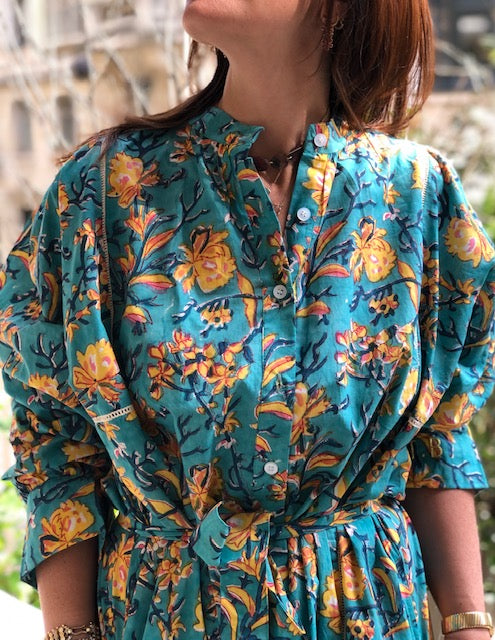 PE2022/17-Robe Iconique Bloom Jaune sur fond turquoise