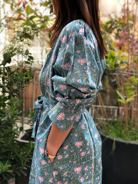 PE2022/08-Robe Iconique Lagon fleurs roses sur fond bleu/vert