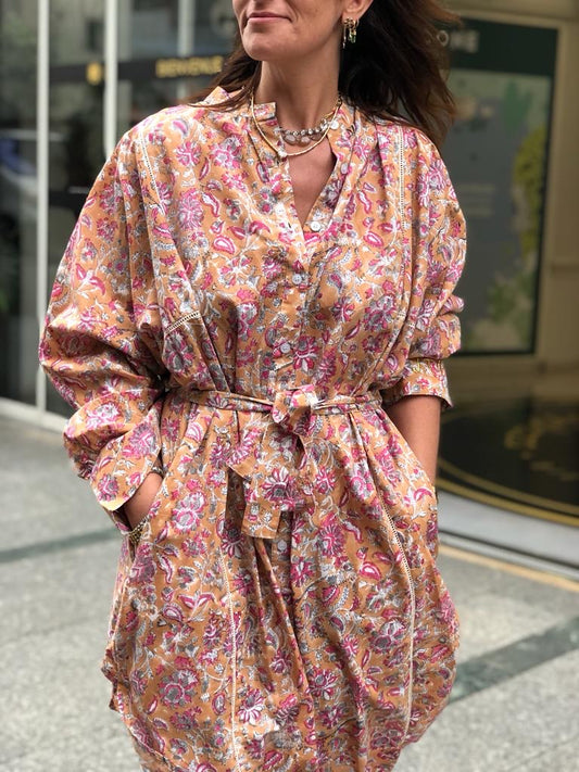 PE2022/02-Robe iconique Sud fushia et gris sur fond Camel